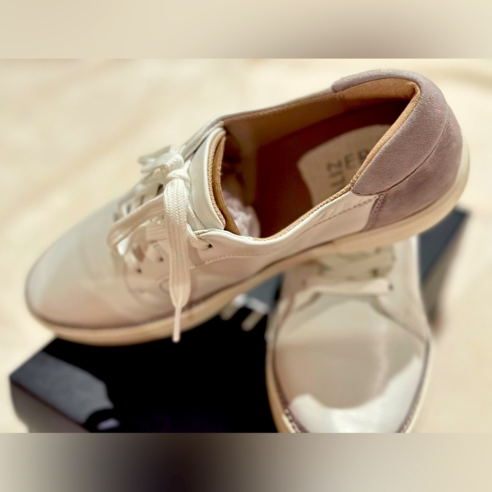 New.  NATURALIZER Wm size 7M white leather/grey sneaker.
